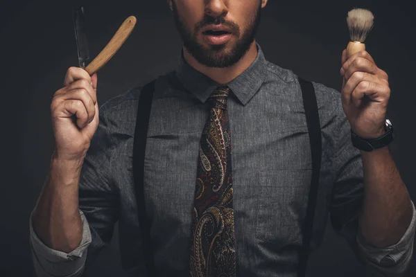 Mann mit Rasiermesser und Rasierpinsel — Stockfoto