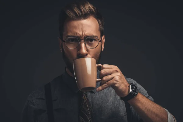 Mann in Gläsern trinkt aus Tasse — Stockfoto