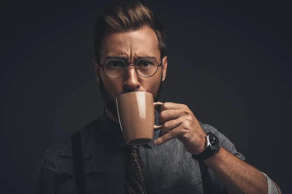 Hombre en vasos bebiendo de la taza - foto de stock