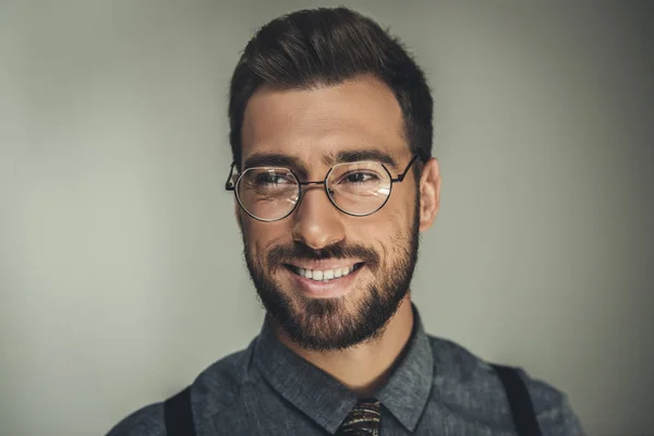Усміхнений чоловік в окулярах — стокове фото
