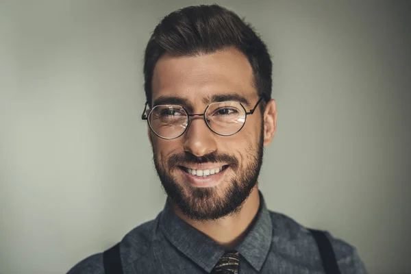 Sorridente homem de óculos — Fotografia de Stock