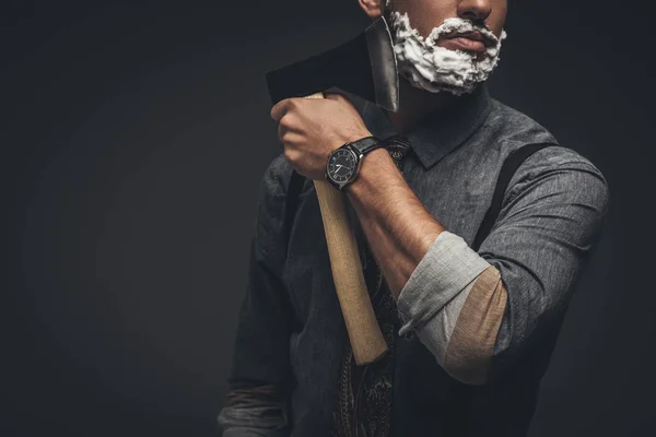 Hombre afeitándose con hacha - foto de stock