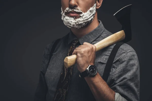 Hombre en crema de afeitar con hacha - foto de stock