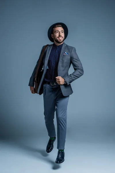 Hombre caminando con bolsa de cuero - foto de stock