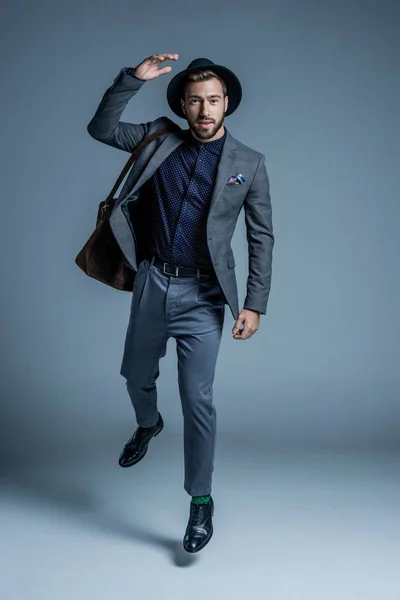 Hombre de traje y sombrero caminando - foto de stock