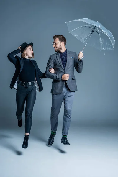 Homme et femme marchant bras dans le bras — Photo de stock