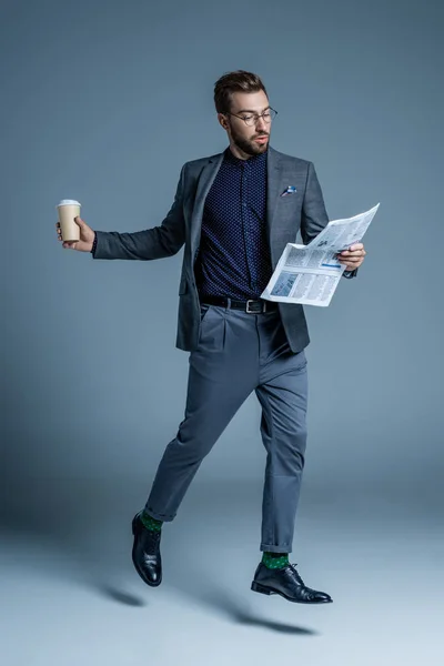 Geschäftsmann spaziert mit Kaffee und Zeitung — Stockfoto