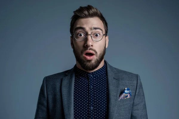 Hombre sorprendido en traje - foto de stock