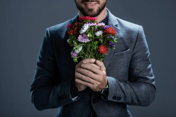 Uomo sorridente che tiene bouquet — Foto stock