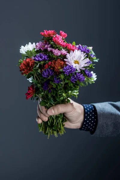Homme tenant bouquet — Photo de stock