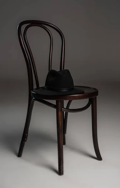 Дерев'яний стілець і капелюх — стокове фото