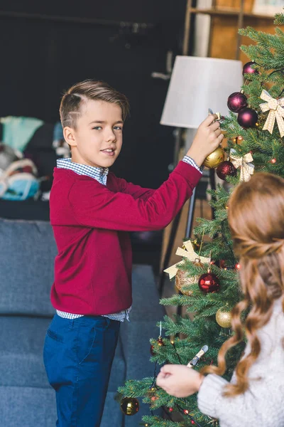 Kids decorating christmas tree — Stock Photo