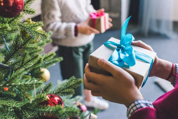 Kids holding christmas gifts — Stock Photo