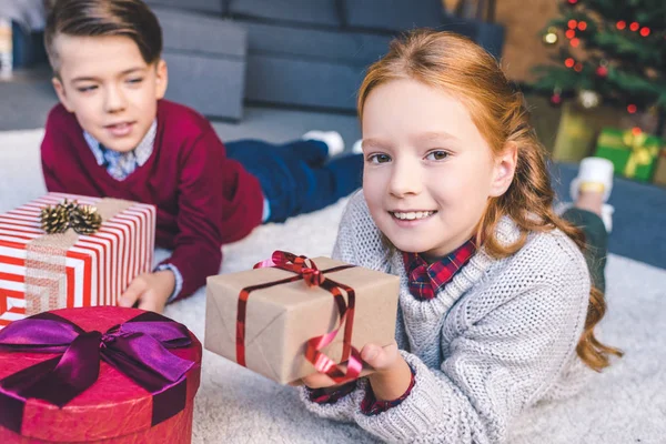 Adorables niños con regalos de Navidad - foto de stock