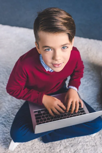 Using laptop — Stock Photo