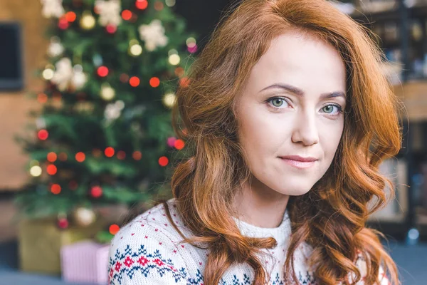 Frau im warmen Pullover an Weihnachten — Stockfoto