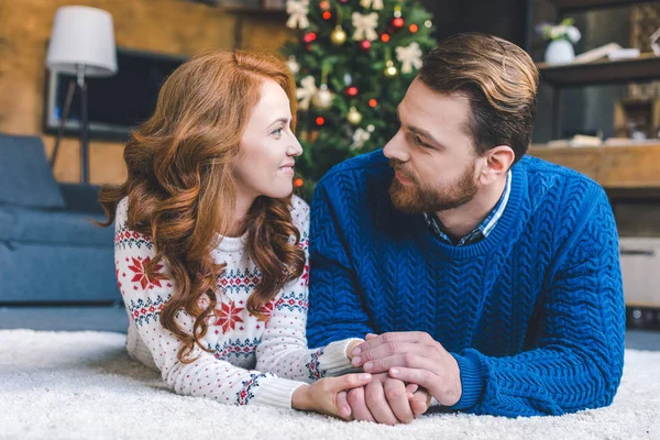 Couple aimant tenant la main sur Noël — Photo de stock