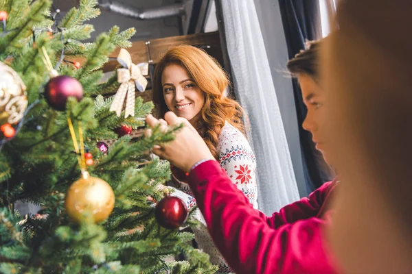 Mère décorant l'arbre de Noël avec des enfants — Photo de stock