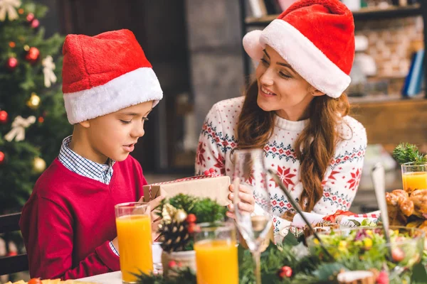 Mutter macht Sohn Weihnachtsgeschenk — Stockfoto