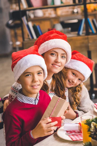 Mother and kids with christmas gift — Stock Photo