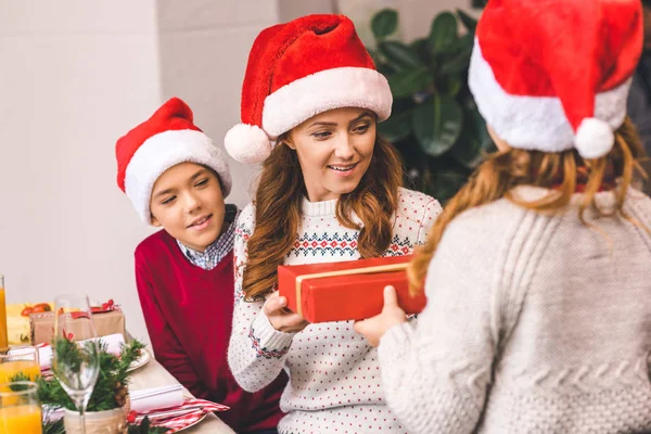 Enfants donnant cadeau de Noël à la mère — Photo de stock