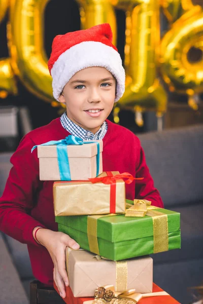 Junge mit Weihnachtsgeschenken — Stockfoto