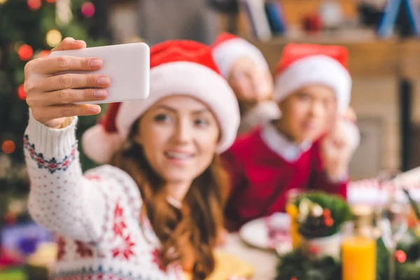Madre tomando selfie con los niños en Navidad - foto de stock