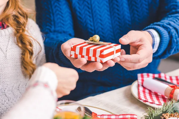 Hombre dando caja de regalo a la mujer - foto de stock