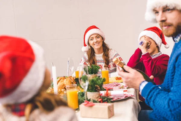 Familia divirtiéndose en la cena de Navidad - foto de stock