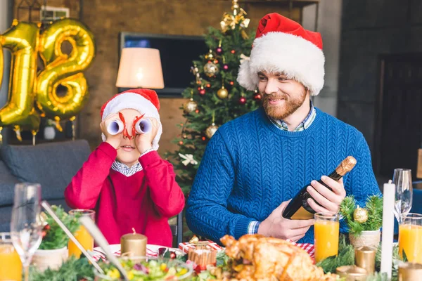 Padre e hijo en la mesa de Navidad - foto de stock