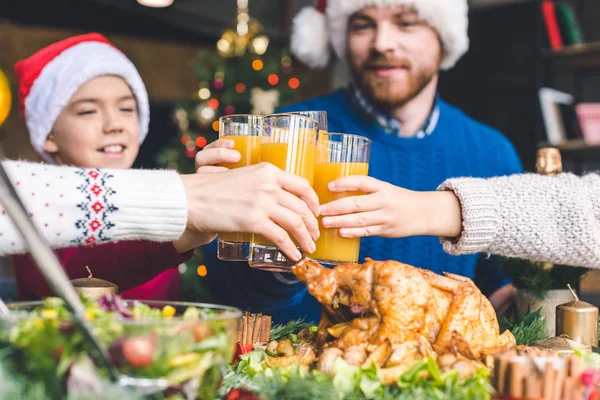 Bicchieri di famiglia clinking a Natale — Foto stock