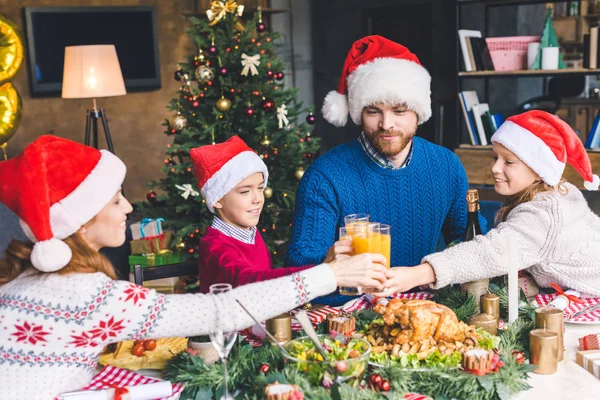 Famille cliquetis lunettes sur noël dîner — Photo de stock