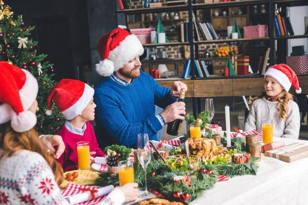 Familia teniendo cena de Navidad - foto de stock