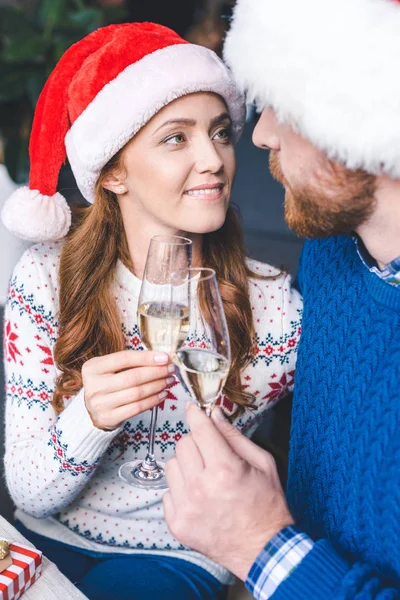 Pareja tintineando copas de champán en Navidad - foto de stock