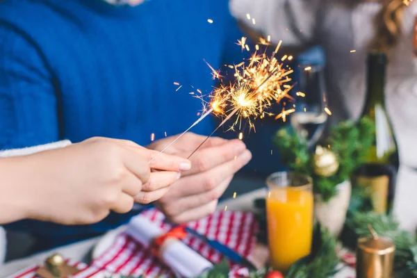 Famiglia con bastoncini scintillanti — Foto stock