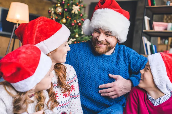 Familie mit Weihnachtsmann-Hüten — Stockfoto