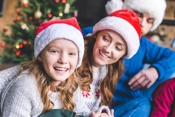 Madre e figlia in cappelli Babbo Natale — Foto stock