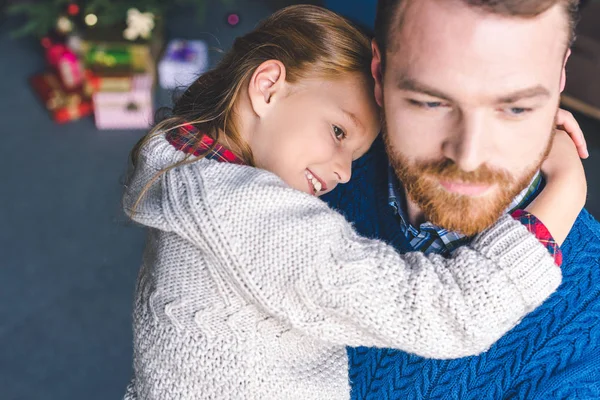 Padre abrazando con hija — Stock Photo