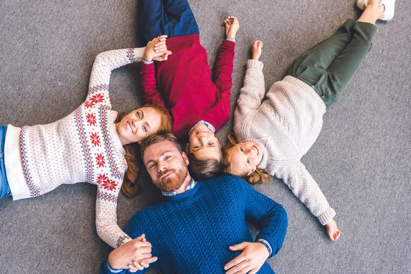 Famiglia posa sul pavimento — Foto stock