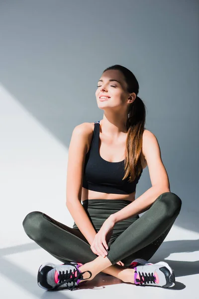 Entspanntes Mädchen in Sportbekleidung — Stockfoto