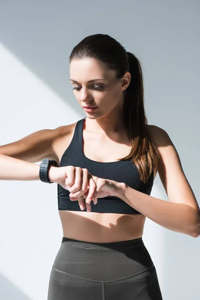 Спортсменка, використовуючи smartwatch — стокове фото