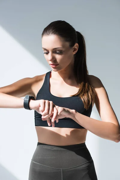 Спортсменка, використовуючи smartwatch — Stock Photo