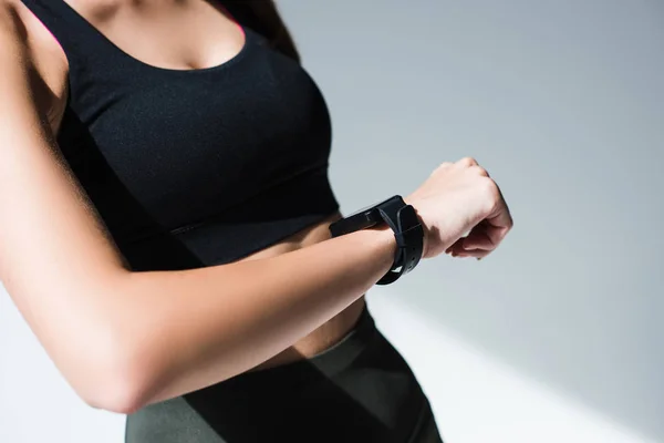 Sportswoman utilisant smartwatch — Photo de stock