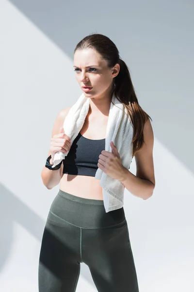 Femme athlétique avec serviette — Photo de stock