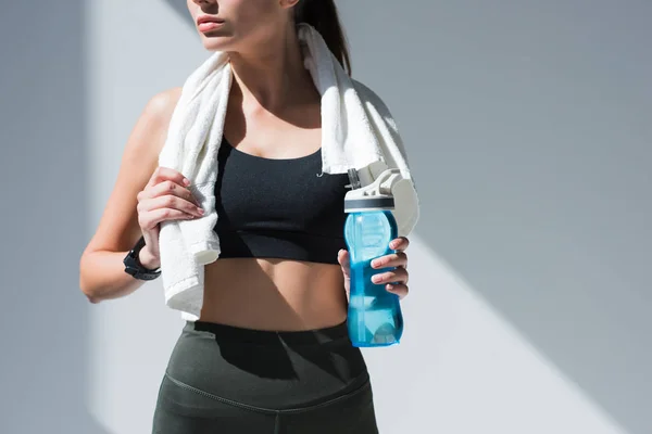 Deportiva con toalla y botella de agua — Stock Photo