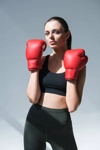 Chica deportiva en guantes de boxeo - foto de stock