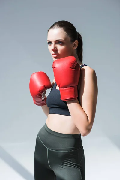 Chica deportiva en guantes de boxeo - foto de stock