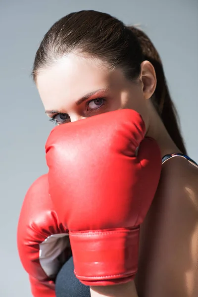 Chica deportiva en guantes de boxeo - foto de stock