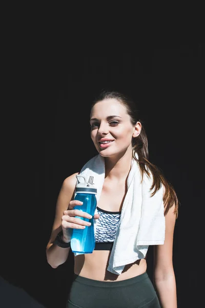 Sportswoman avec serviette et bouteille d'eau — Photo de stock