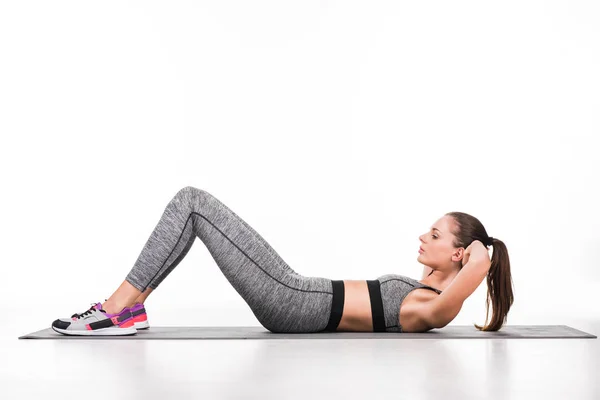 Спортсменка вправляється на йога килимок — стокове фото
